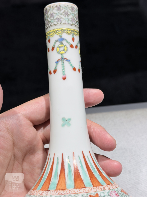 民国 粉彩如意披肩花蝶纹长颈瓶 - 图12